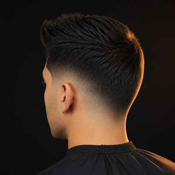 Yonlari o‘rtadan qisqartirilgan, yuqorisi teksturali mid fade turmagi